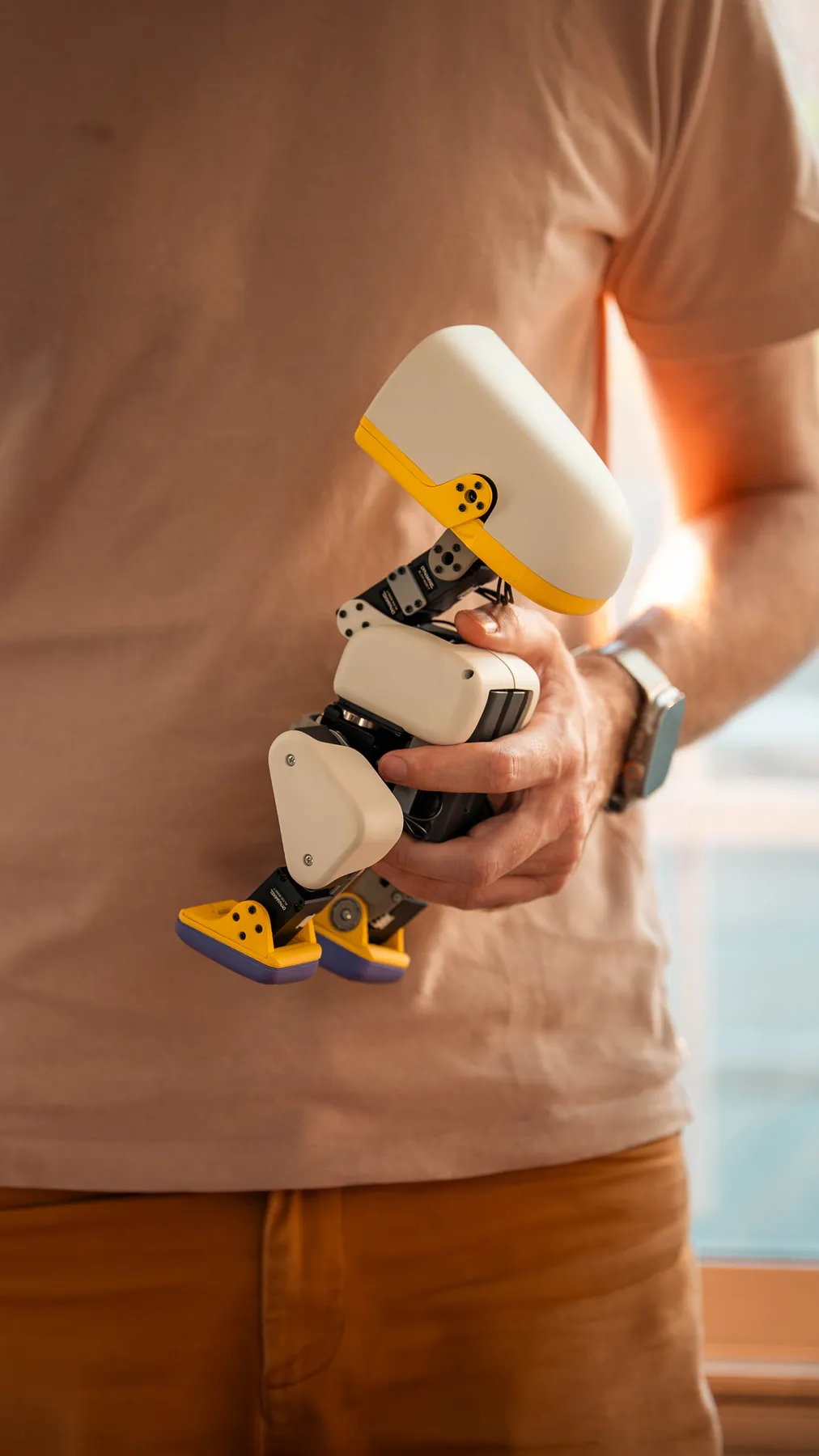 Microduck unter den Arm geklemmt