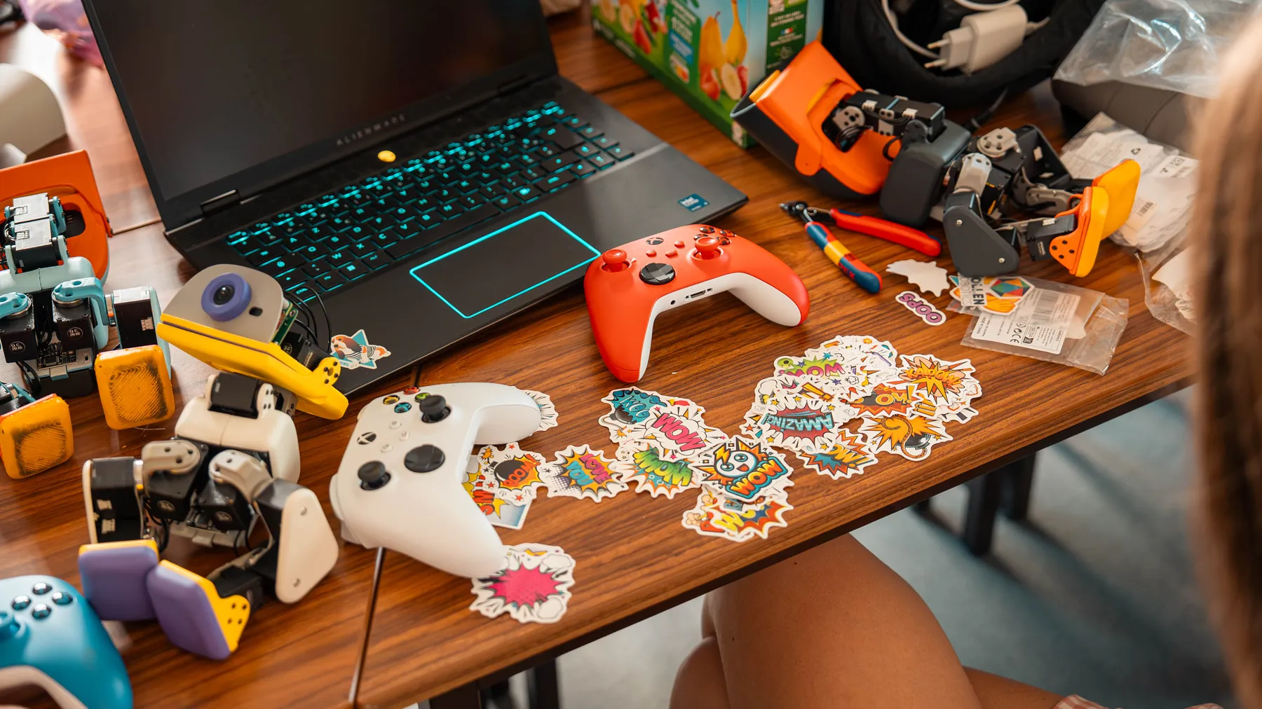 Ein Schreibtisch mit zwei Microducks, einem Controller und Stickern