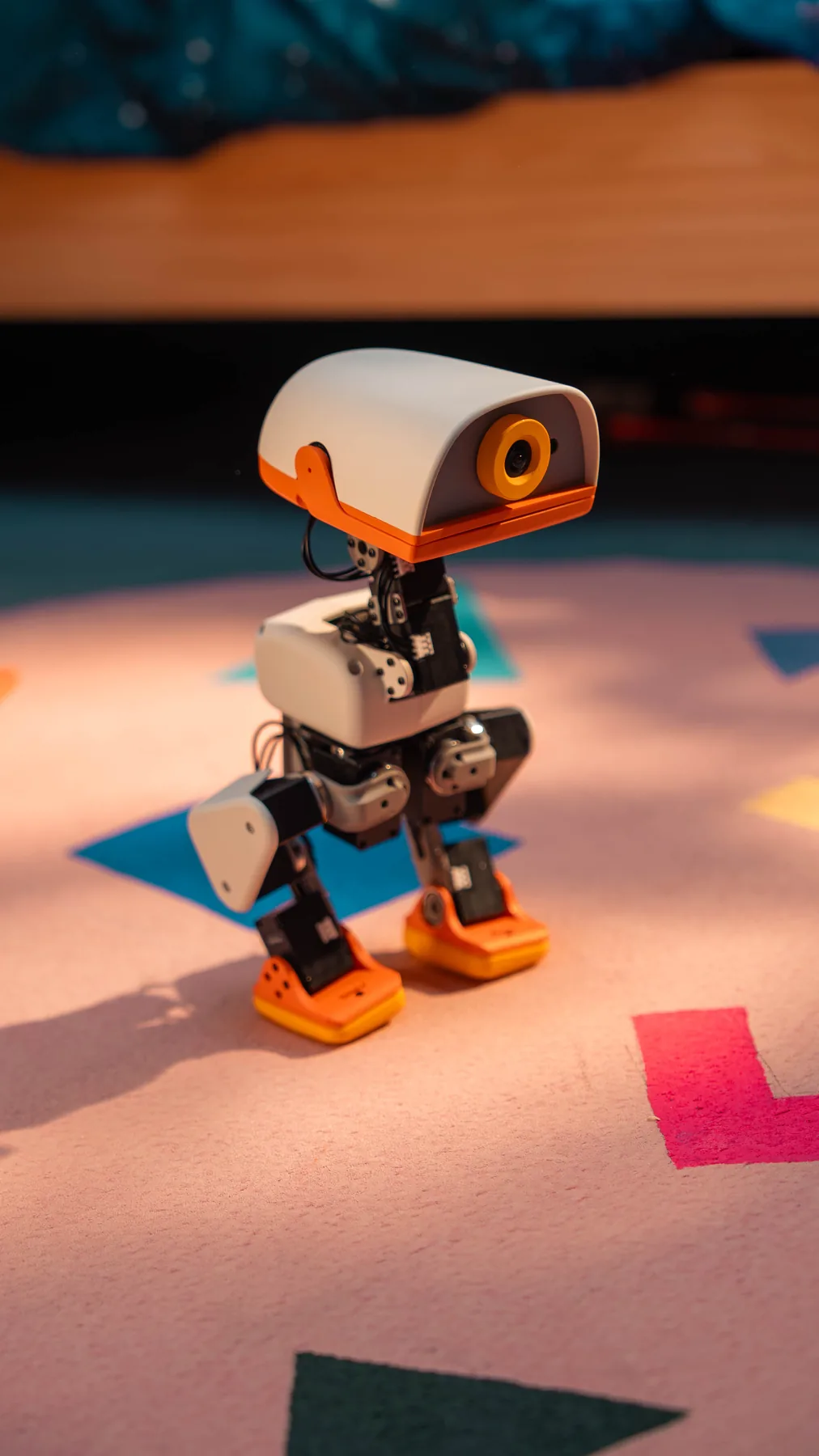 Microduck auf einem rosa Teppich in einem Spielzimmer