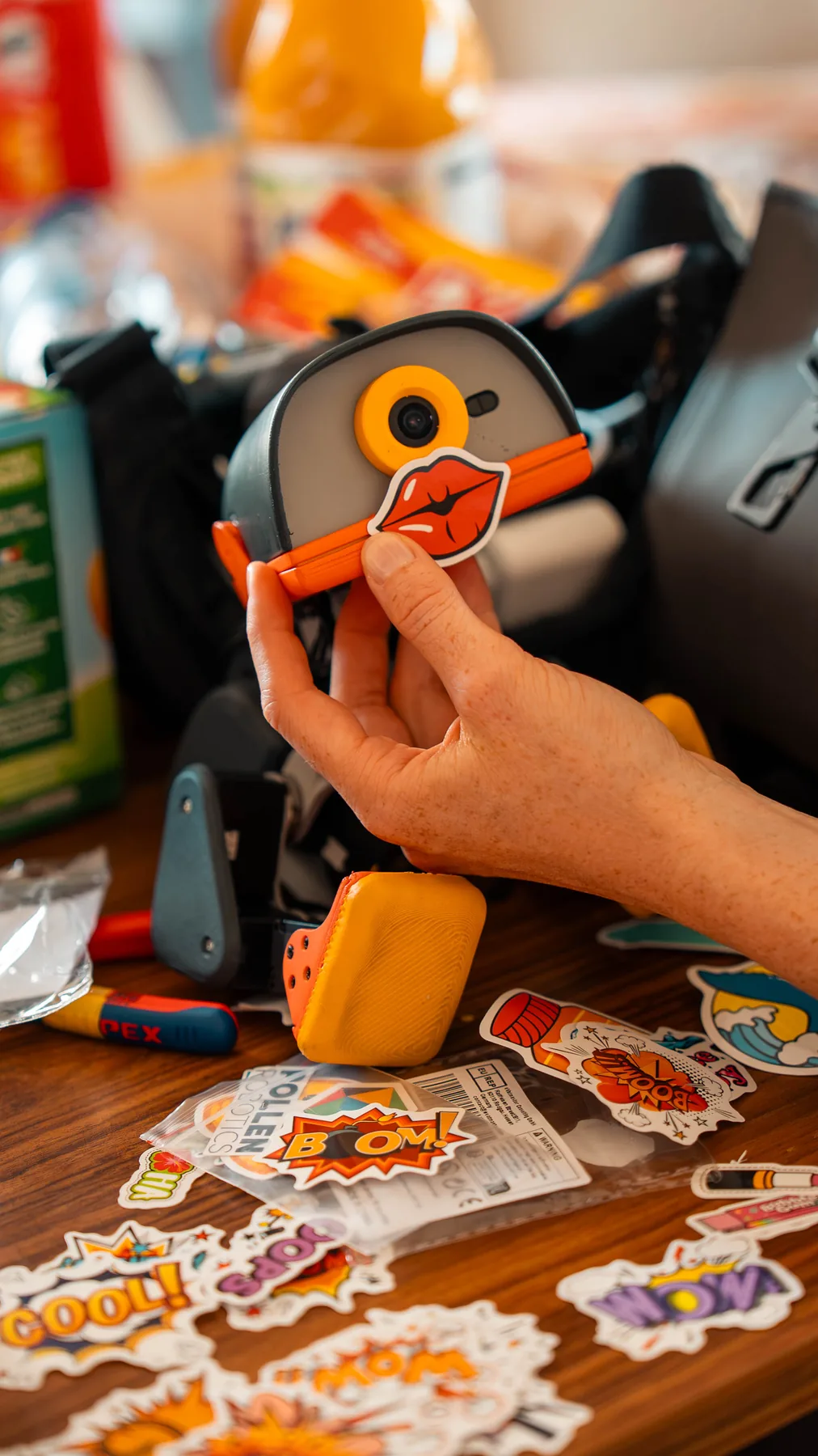 Microduck wird mit Stickern verziert